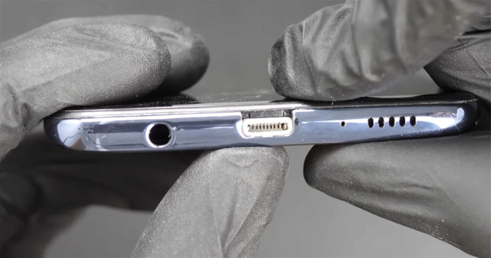 Este Es El Primer Celular Android Con Un Puerto Lightning De IPhone