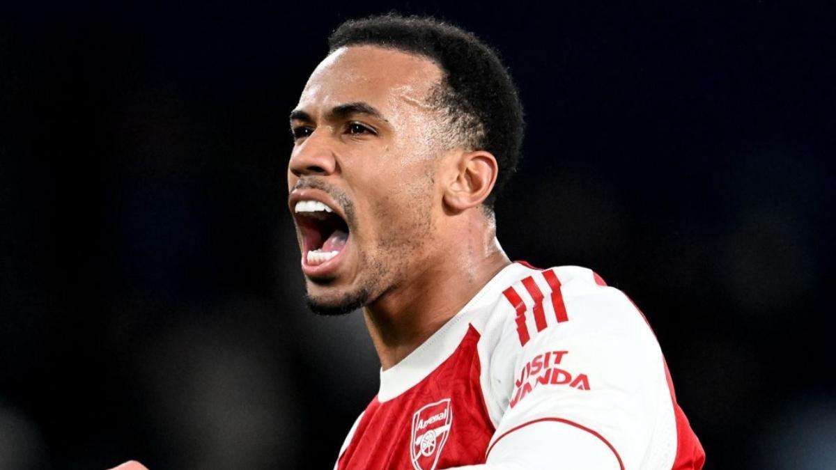 Hay un hombre forrándose con cada gol del Arsenal a balón parado