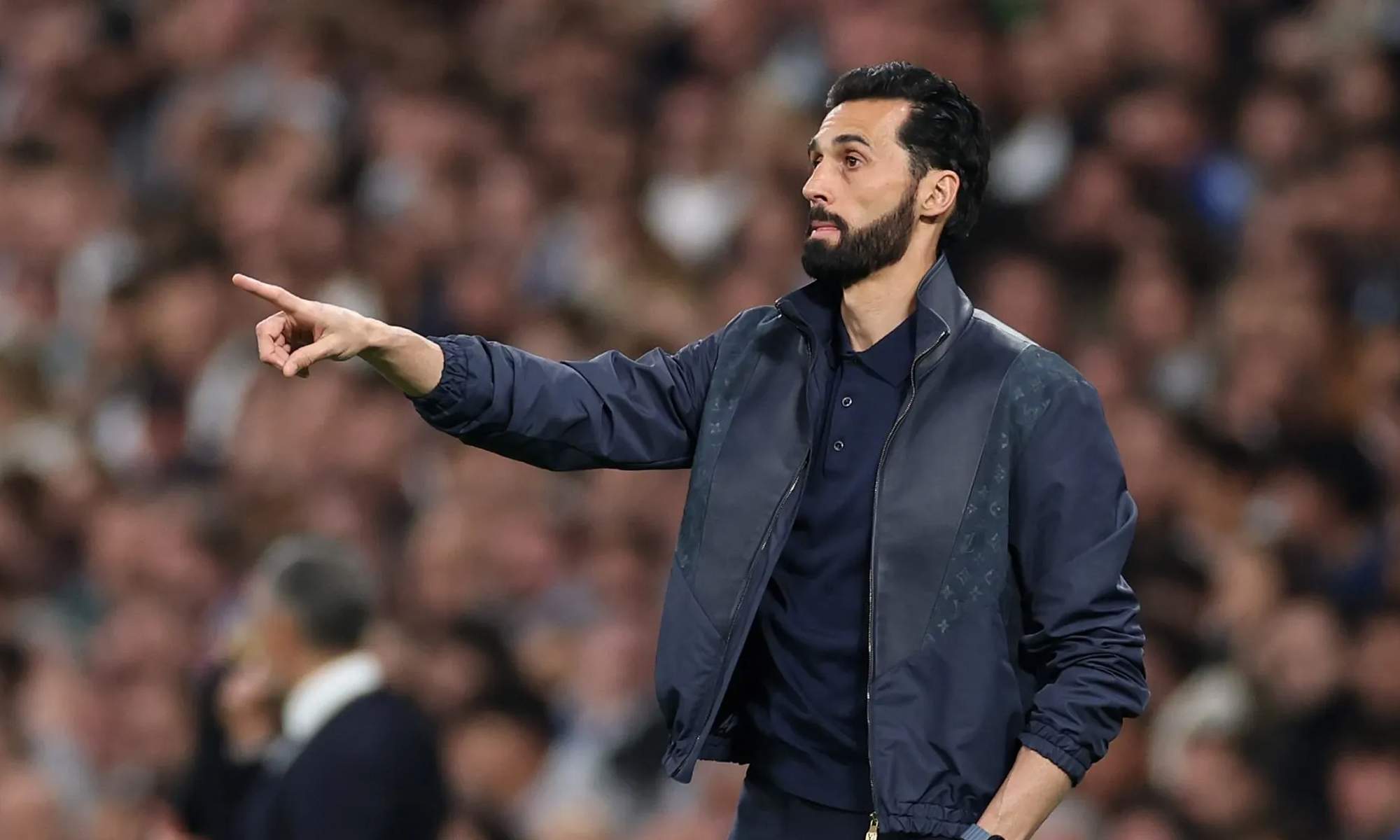 el entrenador del Madrid lució una prenda de piel